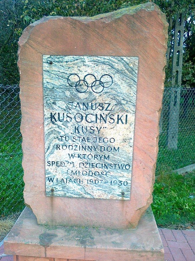 Tablica poświęcona Kusocińskmu w Ołtarzewie
