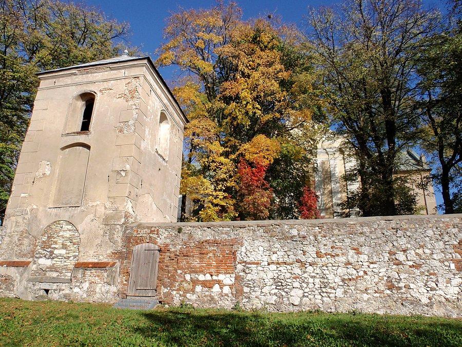Kolorowe drzewa w przyklasztornym parku