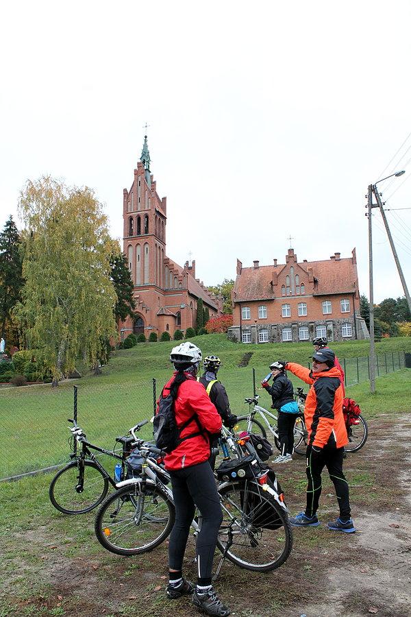 Pięknie połozony kościół w Ryjewie