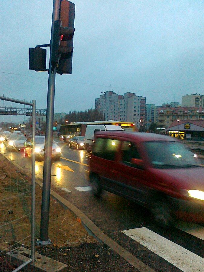 Opóźnienie nadrobione. Jeździmy lewym pasem Powstańców, prawy idzie do remontu