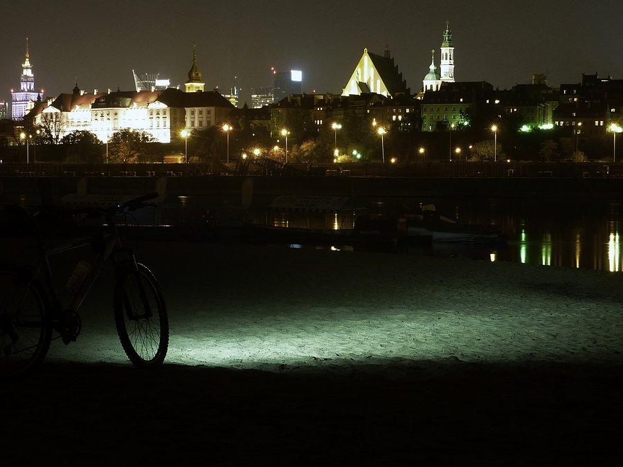Nocna jazda wzdłuż Wisły. Stare Miasto. Warszawa