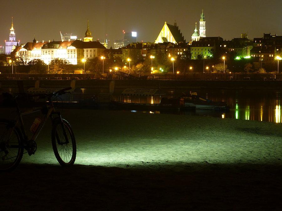 Nocna jazda wzdłuż Wisły. Stare Miasto. Warszawa