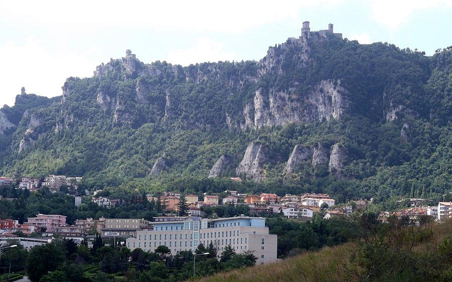 Widok na Monte Titano (756 m)