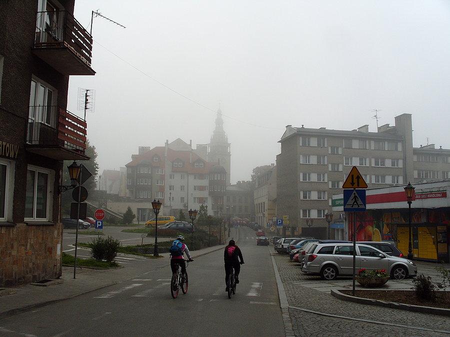 Poranny przejazd przez stary rynek Kłodzka, może a rusz uda mi się dziewczyny we mgle zgubić i wyskoczymy z Tomkiem na piwka ;))