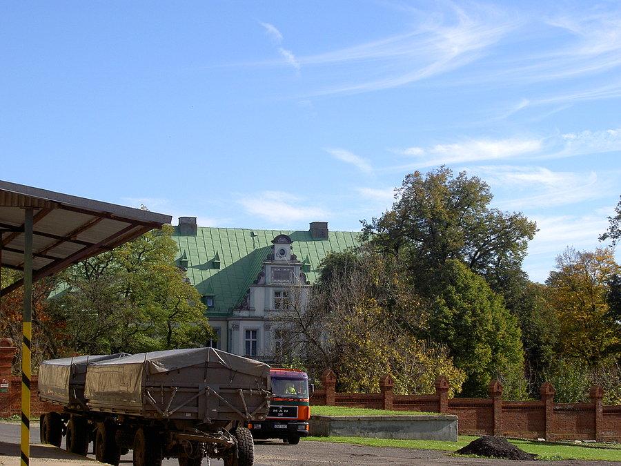 Pałac Frączków, od tej strony wstęp tylko dla zatrudnionych
