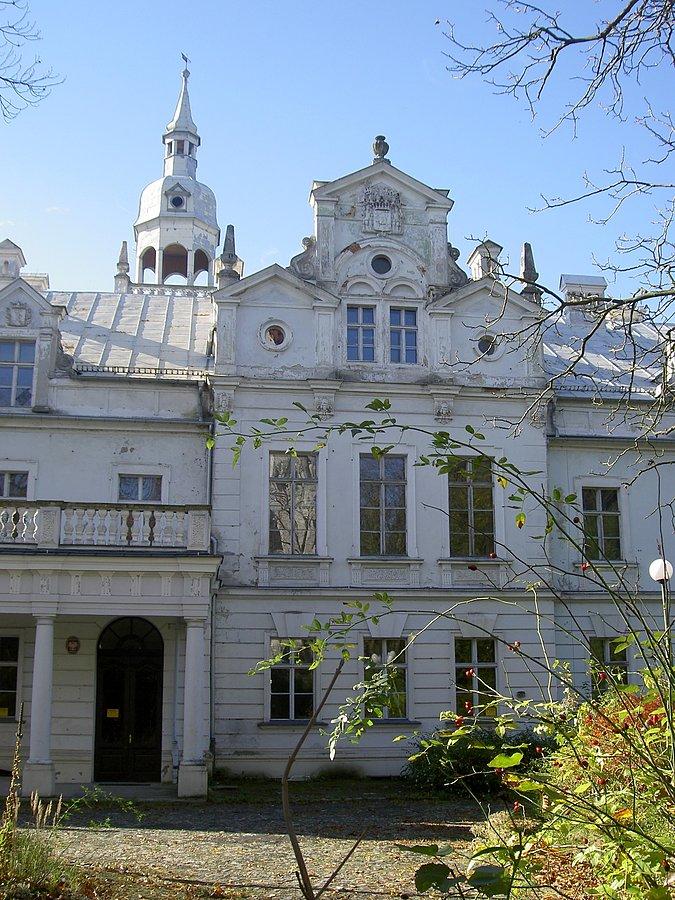 Pałac w Biechowie, brama zamknięta, obiekt chroniony przez...jakieś biuro ochrony