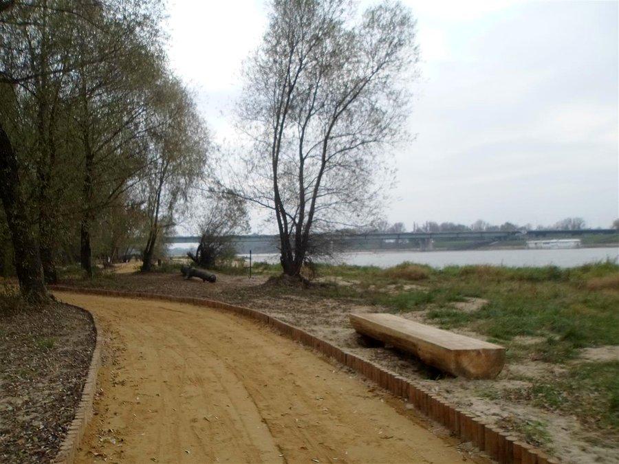 Ławeczka bez oparcia - widać Most Łazienkowski