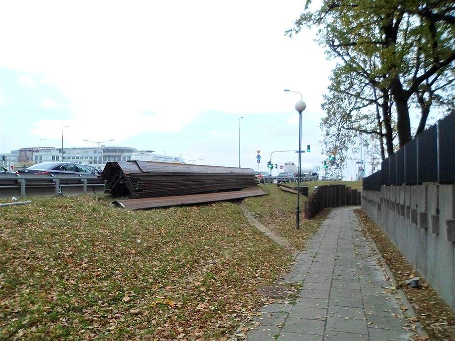 Trawers nieczynny, rower wnosimy po schodach