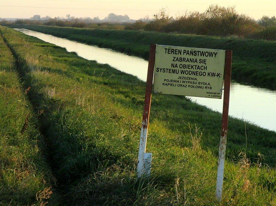 Kanał nad jeziorem Dratów