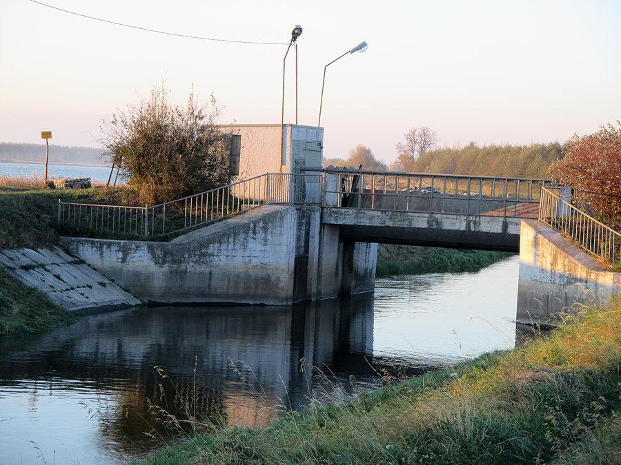 Śluza na kanale przy jeziorze Dratów