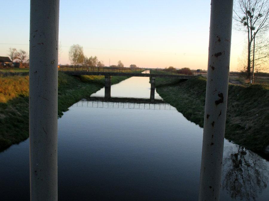Kanał nad jeziorem Dratów