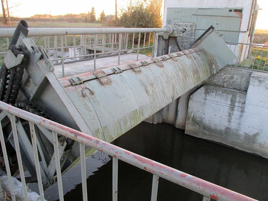 Śluza na kanale przy jeziorze Dratów