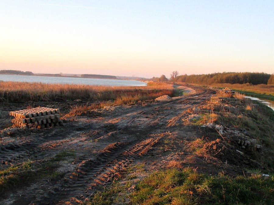 Demolka wałów nad jeziorem Dratów