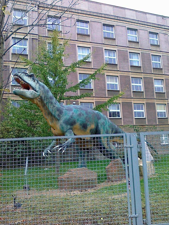 Dinozaur w ogrodzie Wydziału Geologii UW