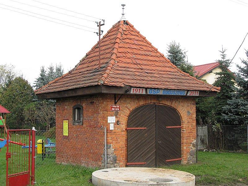 Boduszewo - ciekawe co też za wóz kryje się w tym garażu?
