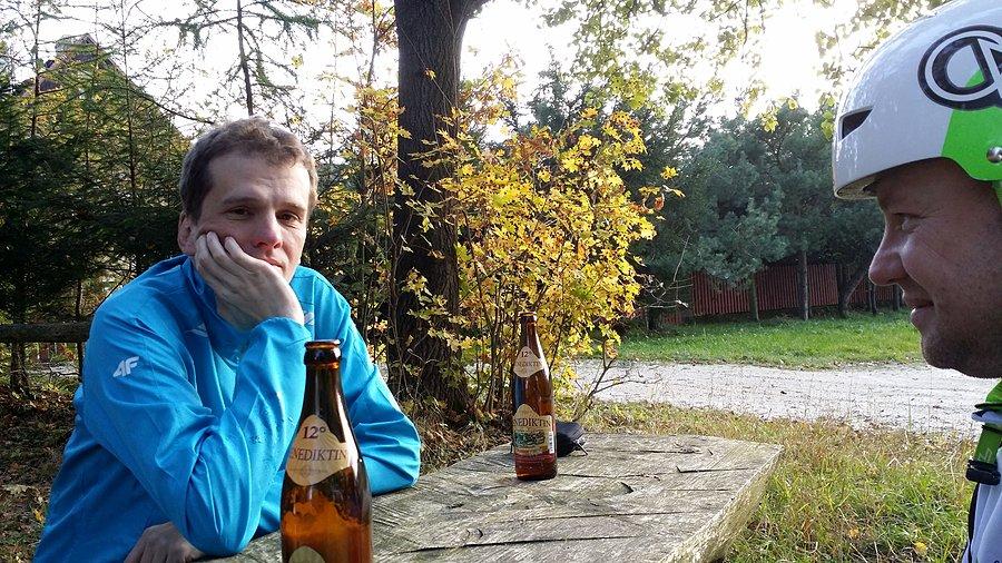 Zamyślony Ryjek, oj czy to już idzie zima ;) a może oj jakie to chłodne