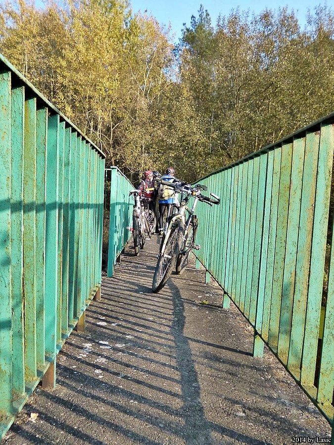 Zabawa w przenoszenie rowerów i siebie trwa. W końcu przez rzeczkę Czarną trzeba się przedostać