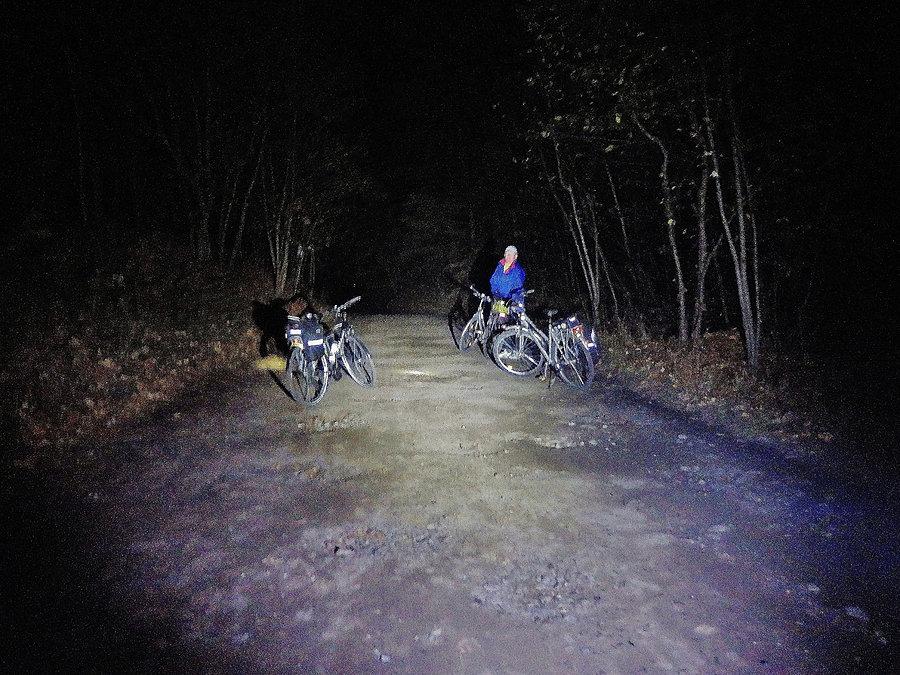 Małe Wiosło - Durze Wiosło. Okolice Opalenia. Na trasie wycieczki. Jesteśmy zaopatrzeni w silne lampy rowerowe