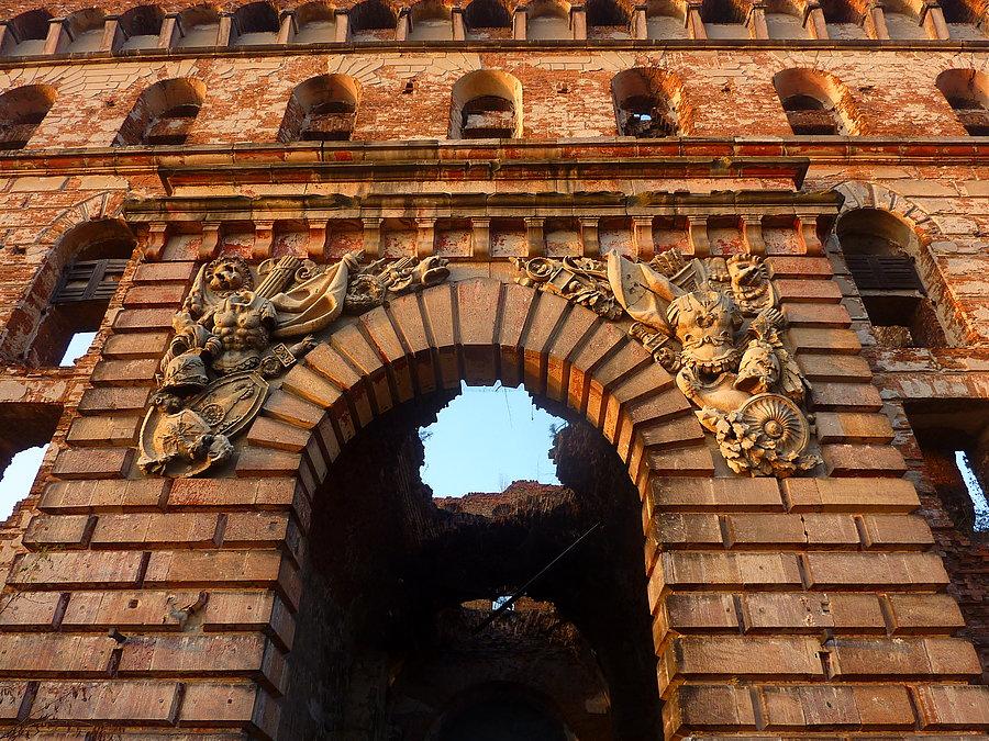 Główne wejście do spichlerza. Portal zdobiony panopliami