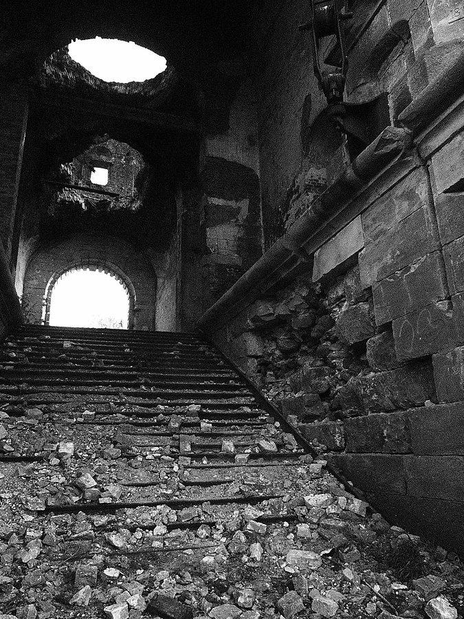 Monumentalna klatka schodowa. Budynek przed wojną służył jako magazyn wojskowy. Były tam przechowywane m.in. materiały wybuchowe i amunicja. Został zbombardowany przez Niemców, jednak nie udało im się go zburzyć całkowicie
