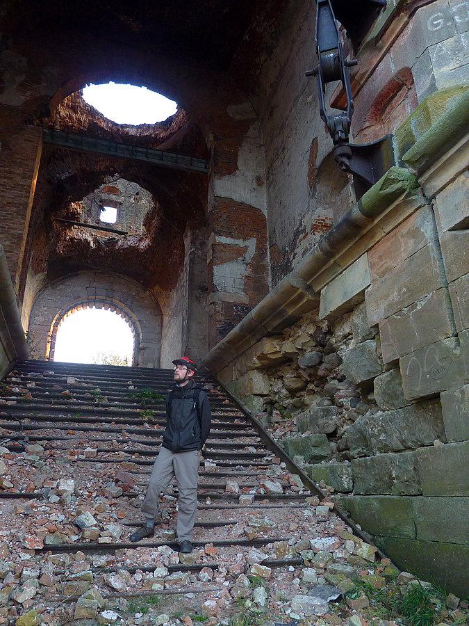 Monumentalna klatka schodowa. Budynek przed wojną służył jako magazyn wojskowy. Były tam przechowywane m.in. materiały wybuchowe i amunicja. Został zbombardowany przez Niemców, jednak nie udało im się go zburzyć całkowicie
