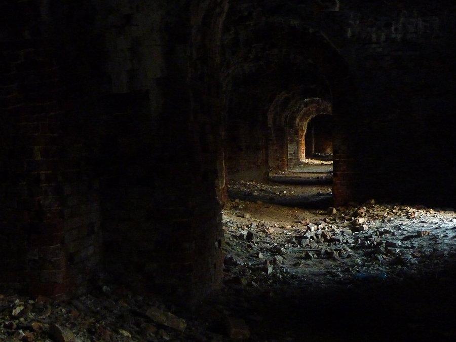 Wnętrze spichlerza z 1844 r. Twierdza Modlin. Tylko na poziomie parteru zachowało się sklepienie