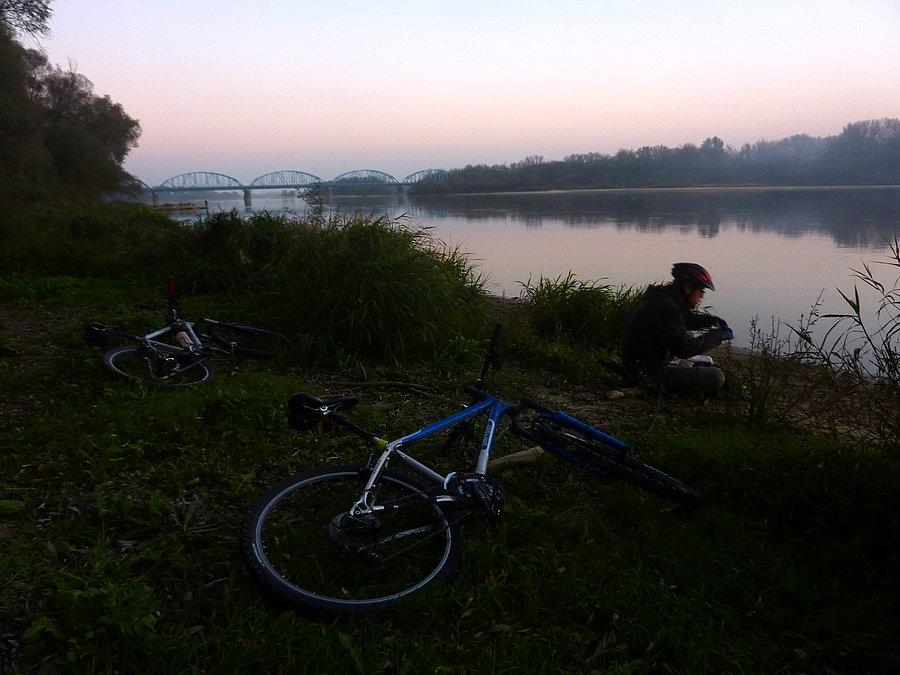 Nad Wisłą wieczorem. Kabanosy, Wasa, emenemsy i kibicowanie wędkarzom