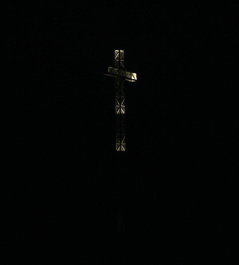 Pelpliński krzyż nocą