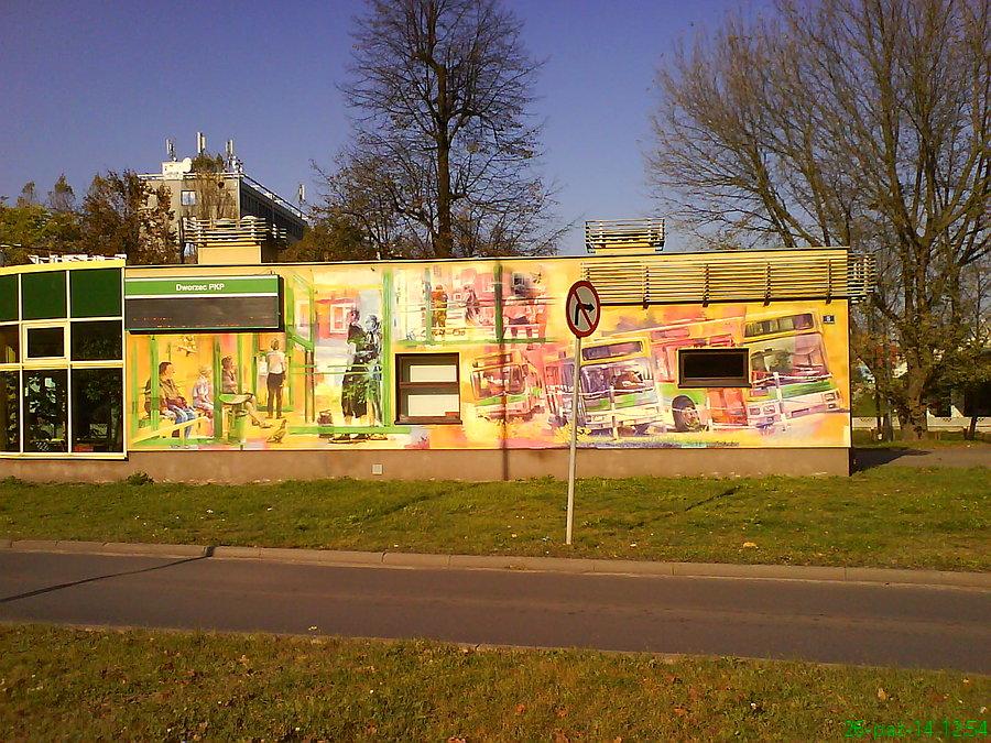 Centrum obsługi pasażerów MZK - z tyłu jeszcze ciekawsze malowidła (bez zdjęć, bo pod słońce)