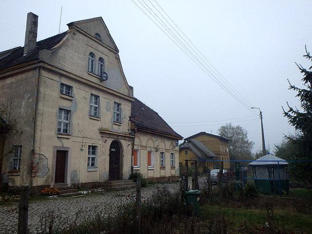 Nieczynna stacja kolejowa Rynarzewo "od podwórka"