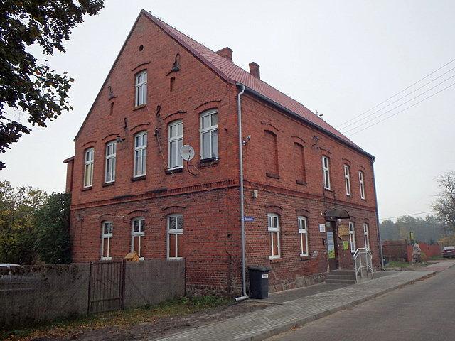 Osobliwość Murowańca - dom z czerwonej cegły wśród nowoczesnej zabudowy domków jednorodzinnych