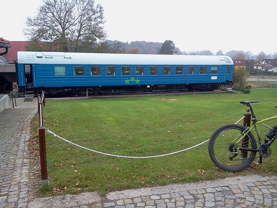 Wagon kolonijny przy ośrodku młodzieżowym