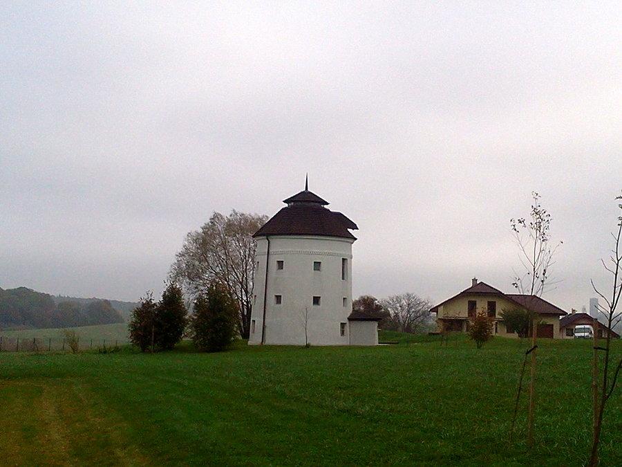 Brusperk - wiatrak (bez łopat) przerobiony na dom
