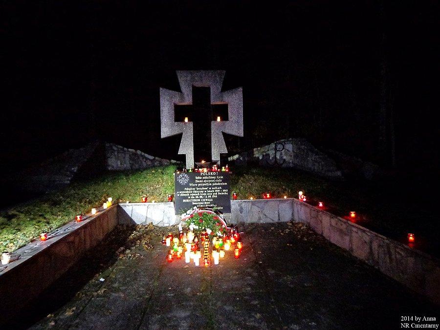 Kampinos. Krzyż Jeżyków - "Poległym "Jerzykom" w walkach o wyzwolenie ojczyzny 1939-1945"