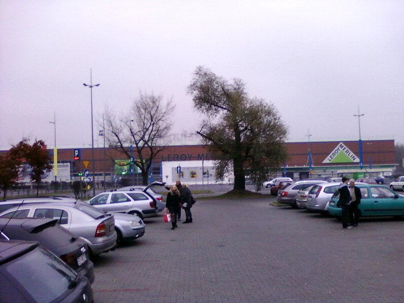 Parking przy Manufakturze w pobliżu ulicy