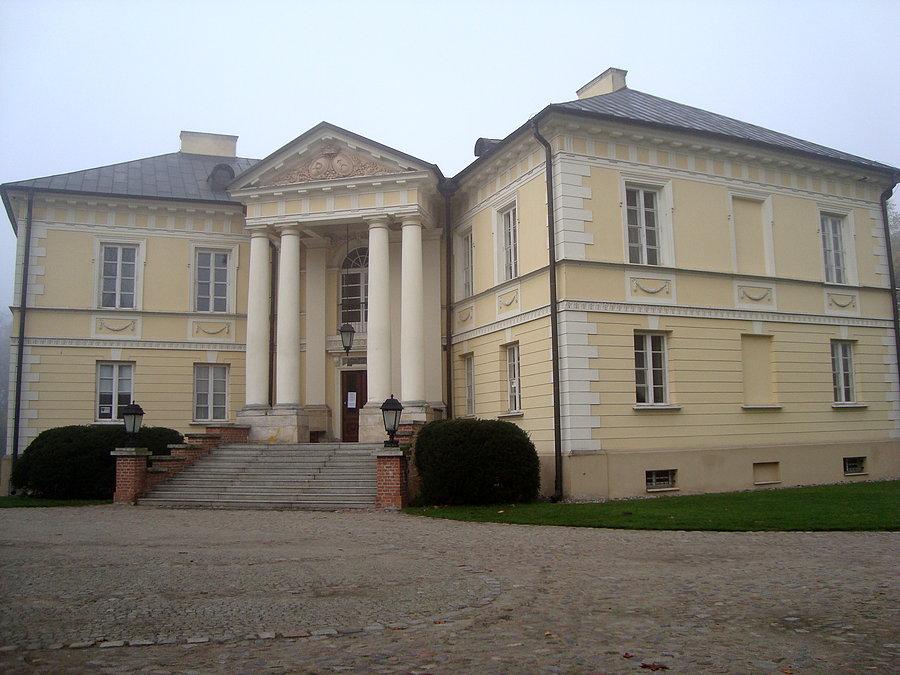 Pałac w Dobrzycy we mgle