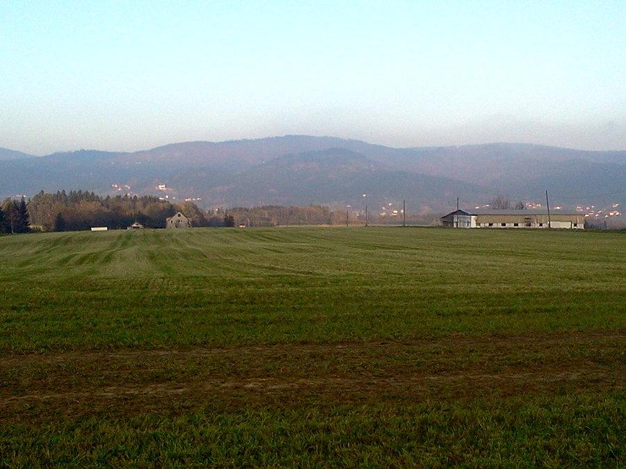 Widok na Beskidy i wiatraczek koło domu