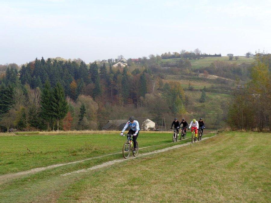 Peleton idzie pod górke