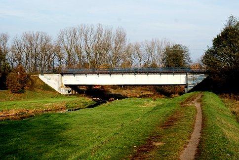 Most kolejowy nad Wolbórką