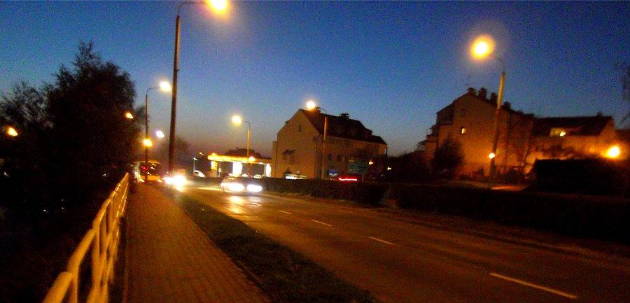 Do domu wracam w zapadających ciemnościach