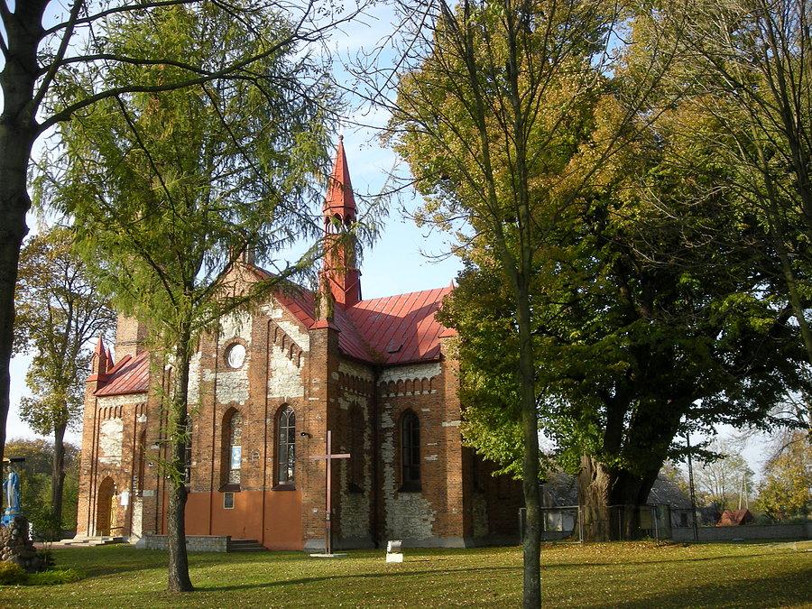 Cielętniki - najstarsza lipa w Polsce przy kościele Przemienienia Pańskiego