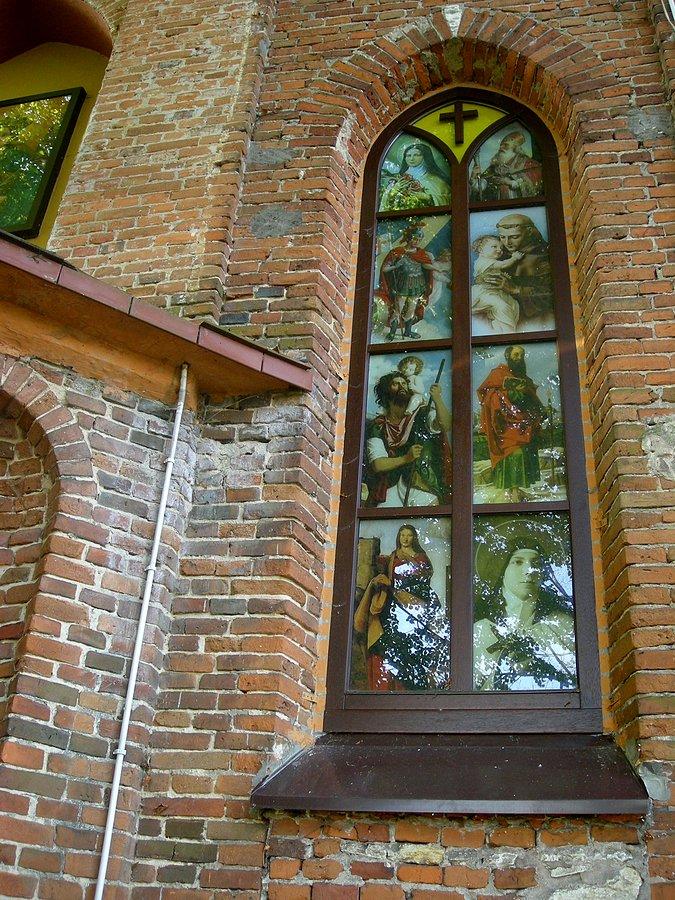 Cielętniki - okno kościoła Przemienienia Pańskiego