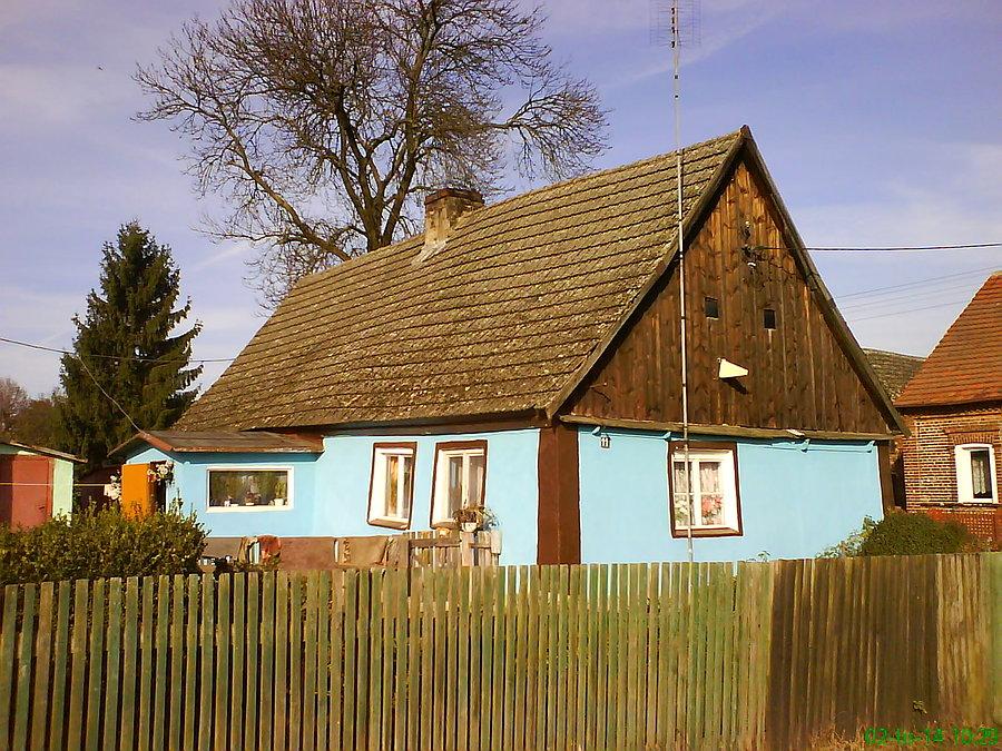 Nietypowo stara chałupa - zwracają uwagę m.in. "krzywe" okna (Podła Góra)