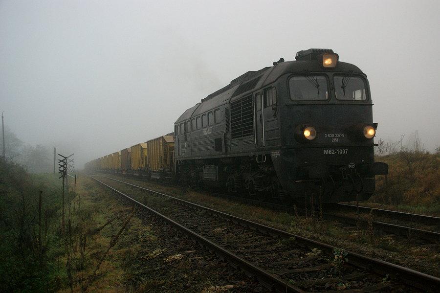 M62-1007 z ładownymi szutrówkami wjeżdża do Twardawy