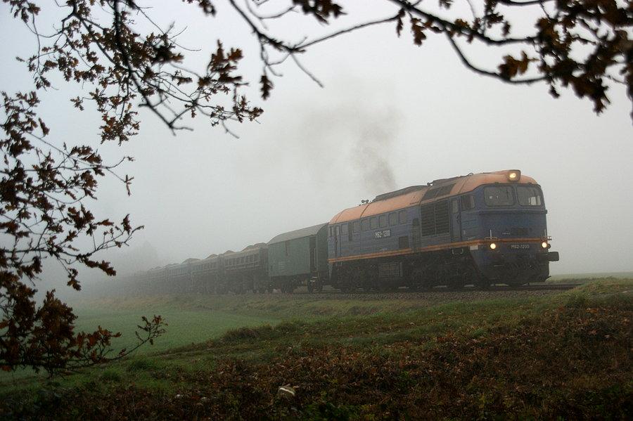 M62-1200 po krzyżowaniu z osobowym nabiera prędkości i jedzie w kierunku Kędzierzyna Koźla