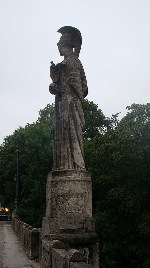 Charakterystyczny pomnik nad rzeką