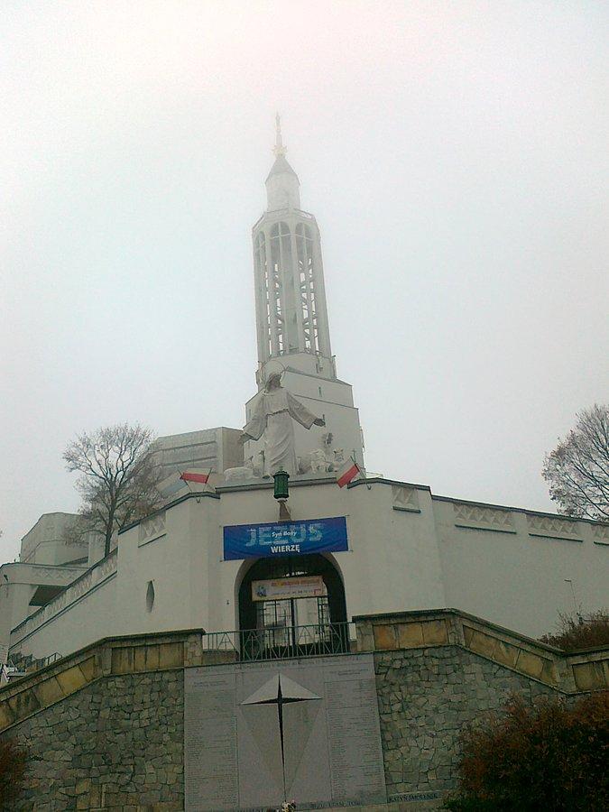 Kościół św. Rocha w lekkiej mgle