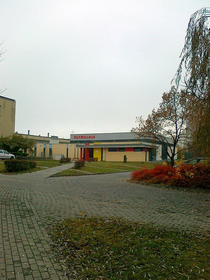 Z daleka widać budynek pływalni