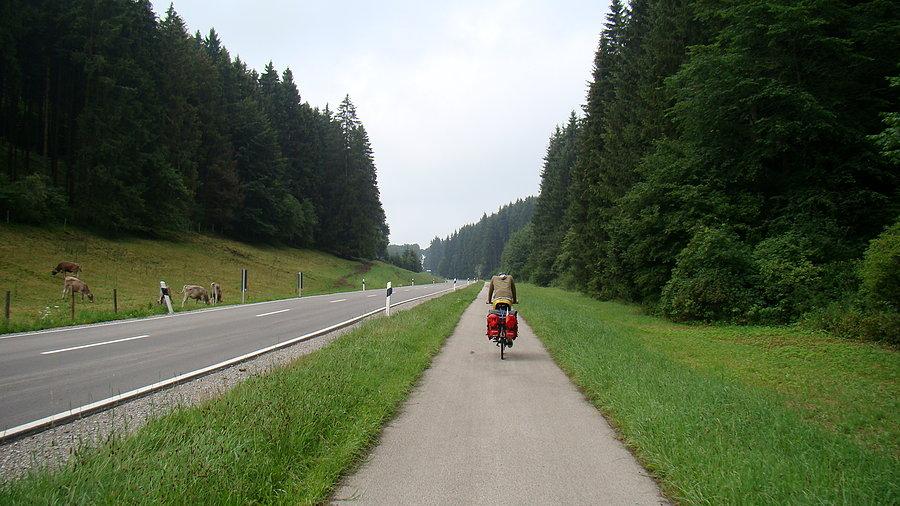 Obok drogi bardzo często jest ścieżka dla rowerów