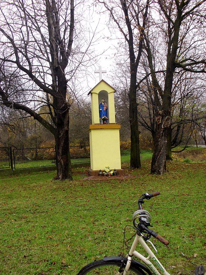 Kapliczka maryjna w pobliżu zbiegu ulic Tulipanów i Armii Krajowej w Łagiewnikach Śląskich